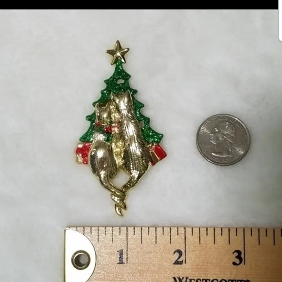 CAT BUDDIES BY THE CHRISTMAS‎ TREE BROOCH - Picture 1 of 4